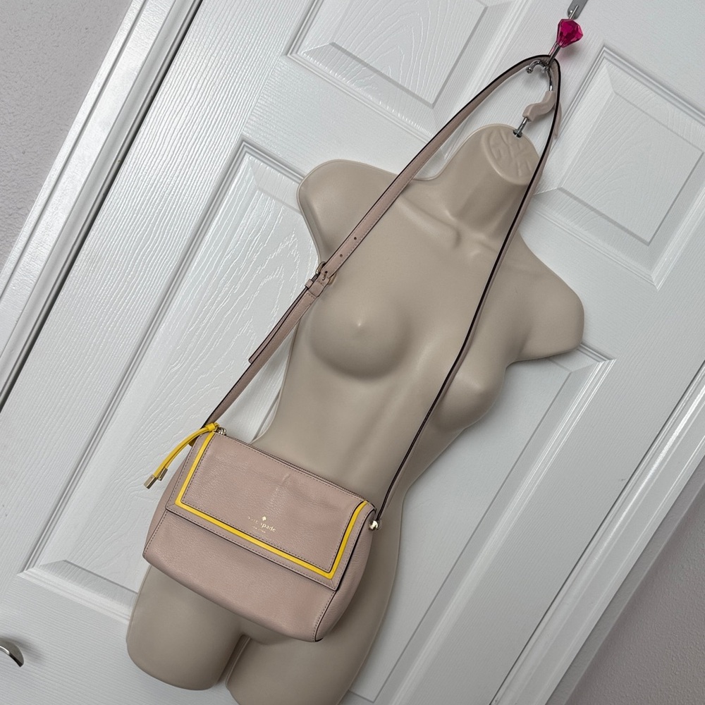 Tan and yellow vintage Kate Spade Crossbody!